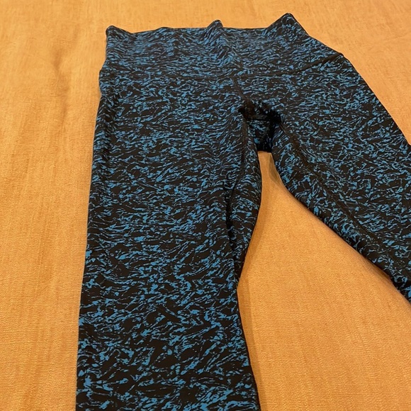 Lululemon high rise waist 3/4 length printed leggings - Picture 2 of 5